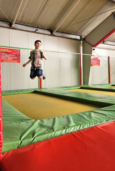 Ein Junge auf einem Trampolin.
