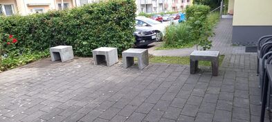 Schwere Steine stehen in einer Reihe.