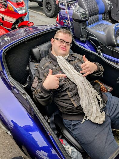 Ein Mann im Beiwagen und zeigt mit den Daumen nach oben.