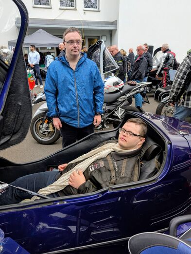 Ein Mann im Beiwagen.
