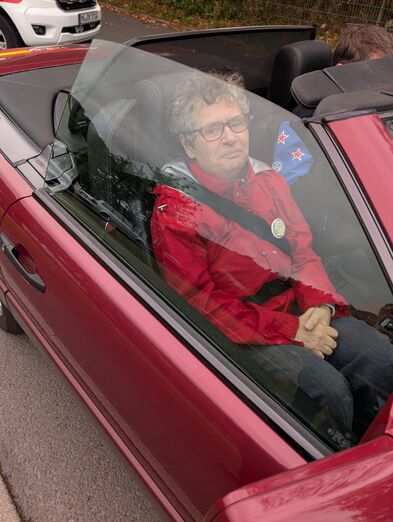 Eine Person im Auto.