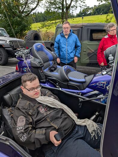 Menschen im und am Motorrad.