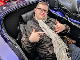 Ein Mann im Beiwagen und zeigt mit den Daumen nach oben.