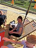 Eine junge Frau in einem Beachstuhl.