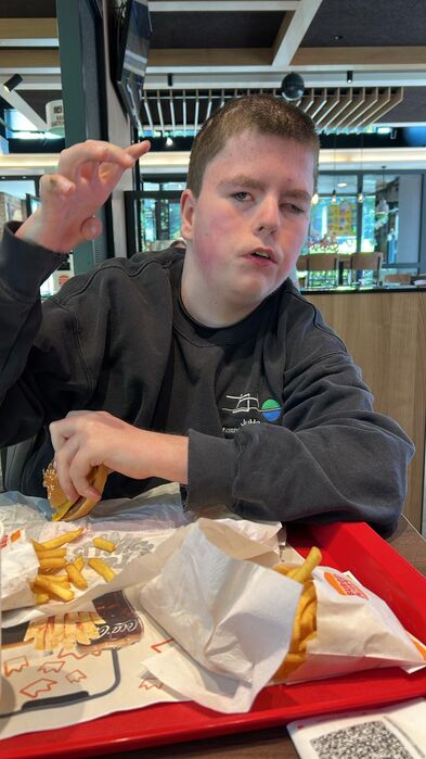 Ein junger Mann bei MC Donalds.