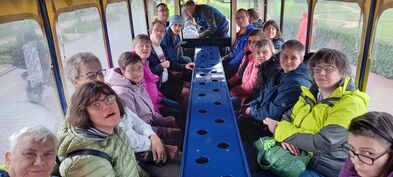 Viele Personen in einem Wagon.