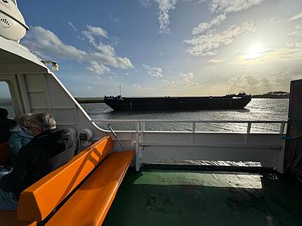 Ein Schiff vom Schiff aus fotografiert.