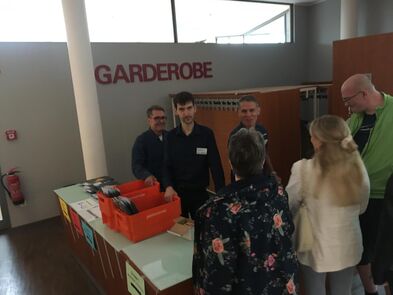 Der Empfan vor einer Garderobe
