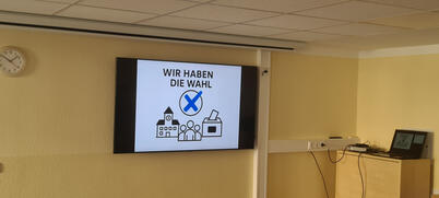 Ein Bildschirm mit einem Bild und dem Text wir haben die Wahl.