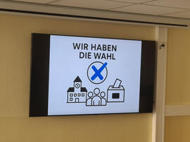 Ein Bildschirm mit einem Bild und dem Text wir haben die Wahl.
