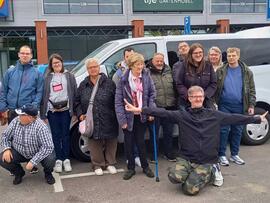Gruppenfoto auf einem Parkplatz.