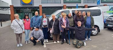 Gruppenfoto auf einem Parkplatz.