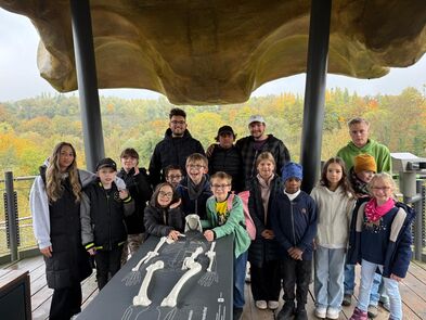 Gruppenfoto an einem unvollständigen Skelett.