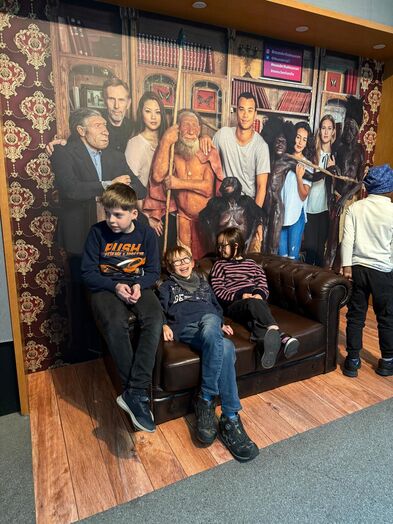 Gruppenfoto vor einer Fotowand.