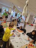Kinder malenn und basteln für Halloween.