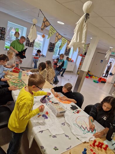 Kinder malenn und basteln für Halloween.