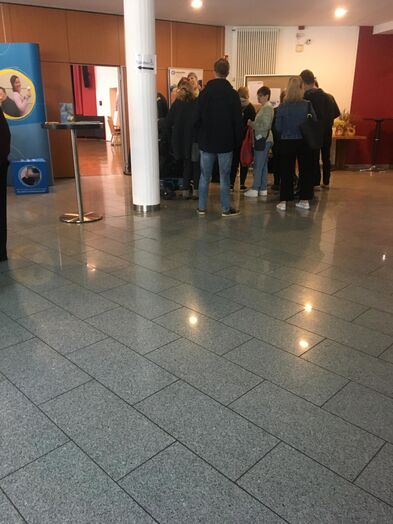 Personen melden sich an.