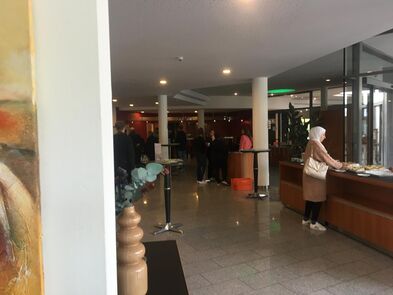 Eine Eingangshalle.