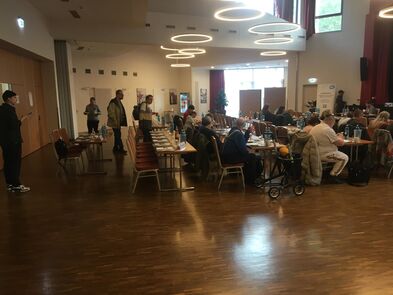 Viele Besucher in einem großen Raum.