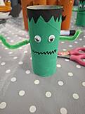 Ein grünes Monster aus einer Toilettenpapierrolle