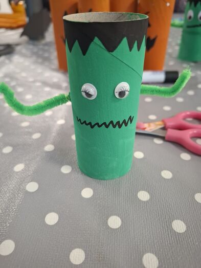 Ein grünes Monster aus einer Toilettenpapierrolle