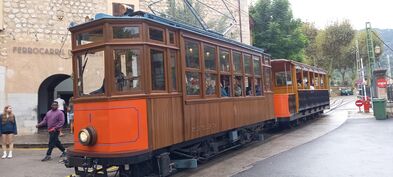 Eine alte Straßenbahn.