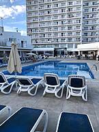 Der Pool im Hotel.