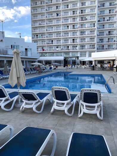 Der Pool im Hotel.