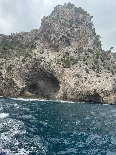 Ein Berg der aus dem Meer ragt.