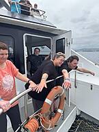 Gäste auf einem Boot.
