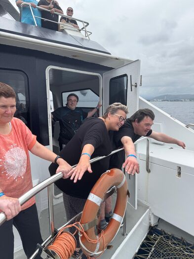 Gäste auf einem Boot.