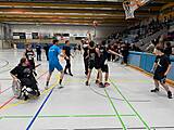 Spieler mit und ohne Hilfsmittel in einer Halle.