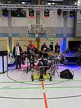 Eine Band in einer Sporthalle.