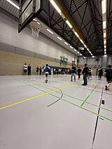 Spieler in einer Halle.
