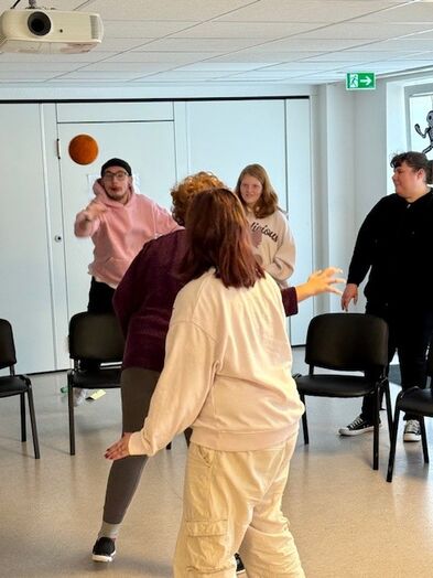 Zwei Personen stehen ssich gegenüber.