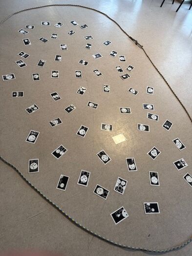 Es liegen Karten auf dem Boden und ein Seil liegt drum herum.