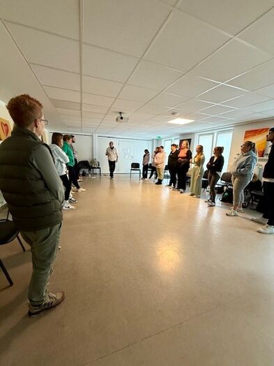 Viele Personen in einem Raum.