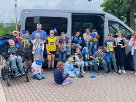 Gruppenfoto vor dem Bus des Autohauses Rosier