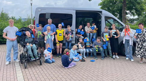 Gruppenfoto vor dem Bus des Autohauses Rosier