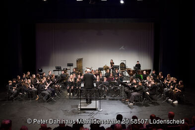 Das Orchester mit Dirigent.