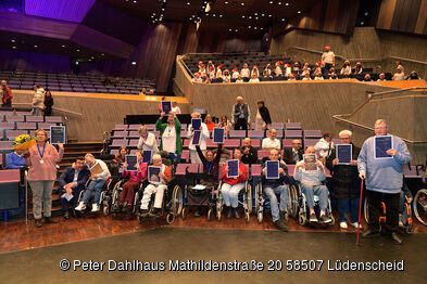 Viele Personen mit Urkunden in der Hand.