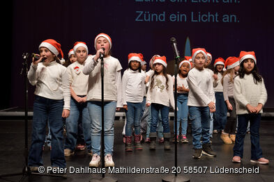 Kinder singen auf der Bühne