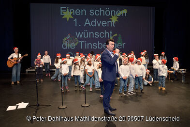Jörg Bachmann steht vor dem Kinderchor.