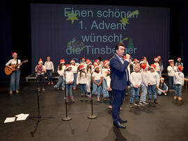 Jörg Bachmann steht vor dem Kinderchor.