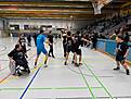 Spieler mit und ohne Hilfsmittel in einer Halle.