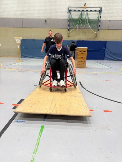 Ein Rollifahrer auf einer Rampe.