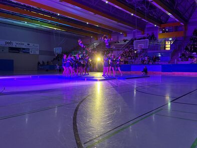Cheerleader in einer Halle.