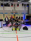 Eine Band in einer Sporthalle.