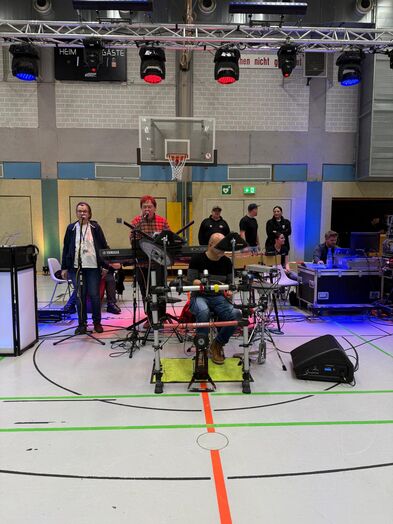 Eine Band in einer Sporthalle.