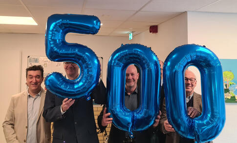 Das Bild zeigt eine 500 aus blauen Folienballons als Symbol für die Spendesumme beim Neujahrsempfang